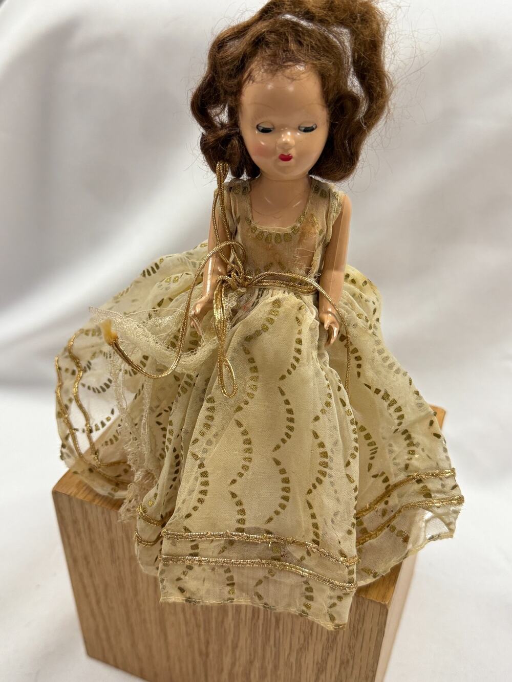 Vintage Ethnic Costume Doll Unmarked Sleep Eyes 7 Inch Free Standing Gold Cream